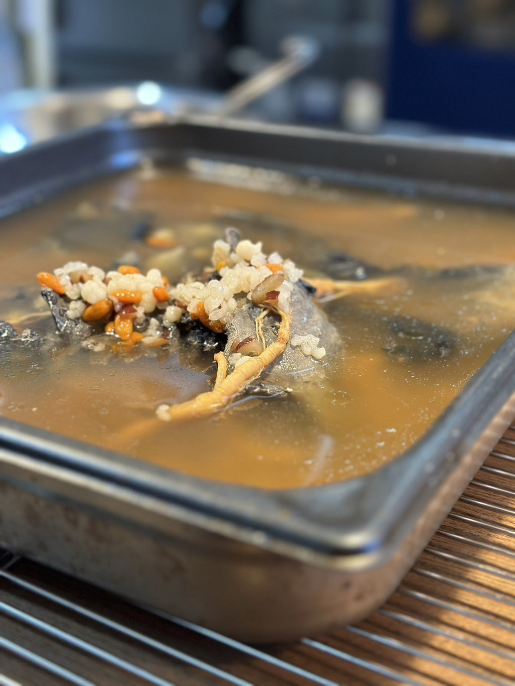 魚を使った仕込みの様子