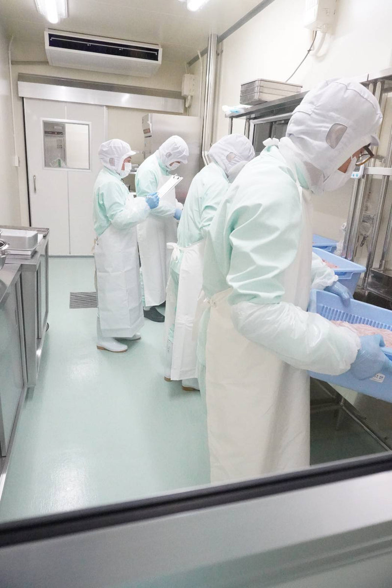 防塵衣をまとって工程を確認する作業の様子