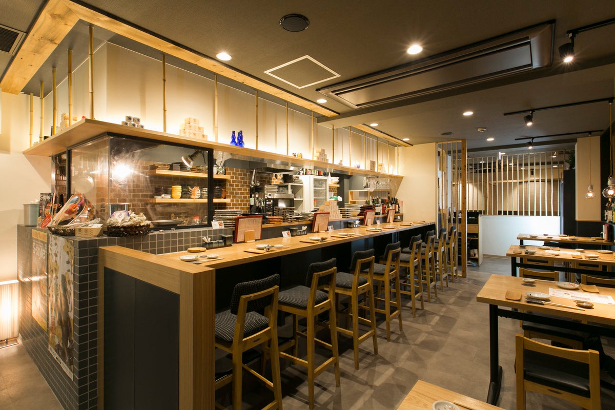 木のカウンターと客席が並ぶ、みんなの株式会社が営む飲食店の店内