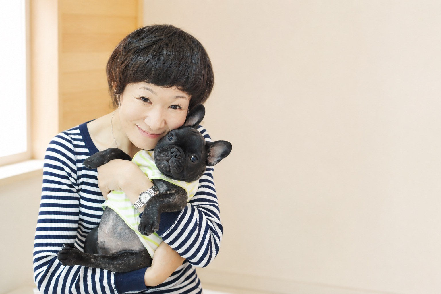 愛犬を抱く犬の食養生研究所の主宰