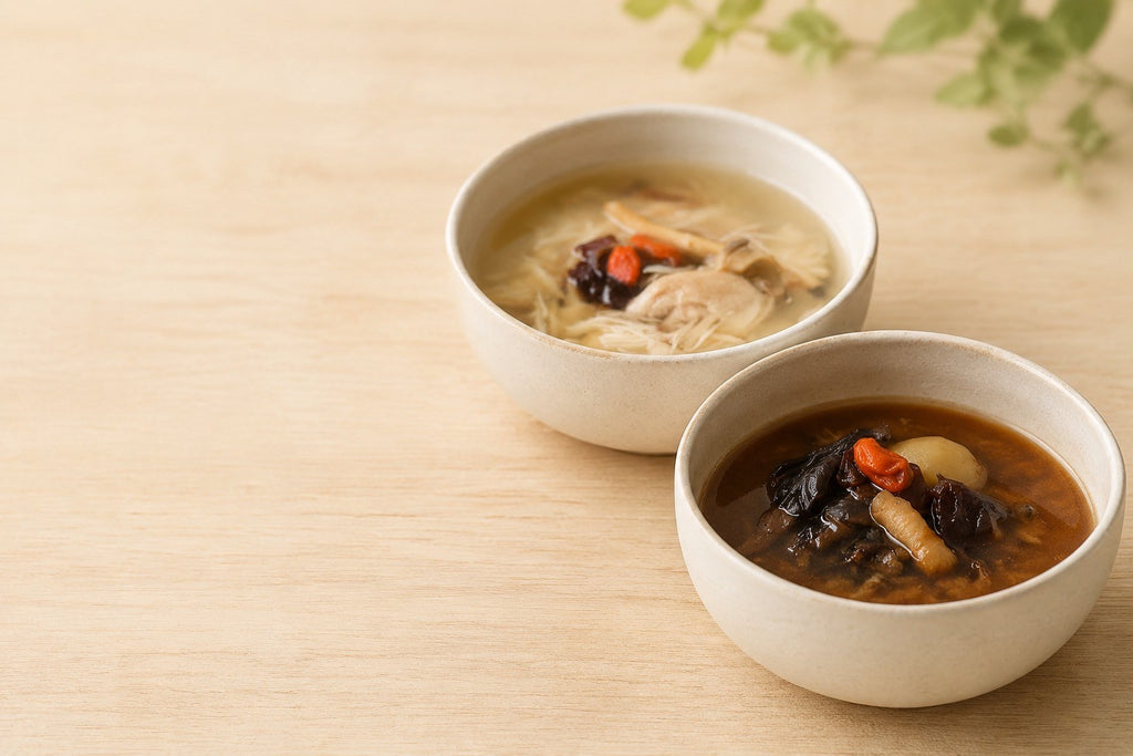 器に盛った参鶏湯（白と黒）