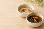 器に盛った参鶏湯（白と黒）