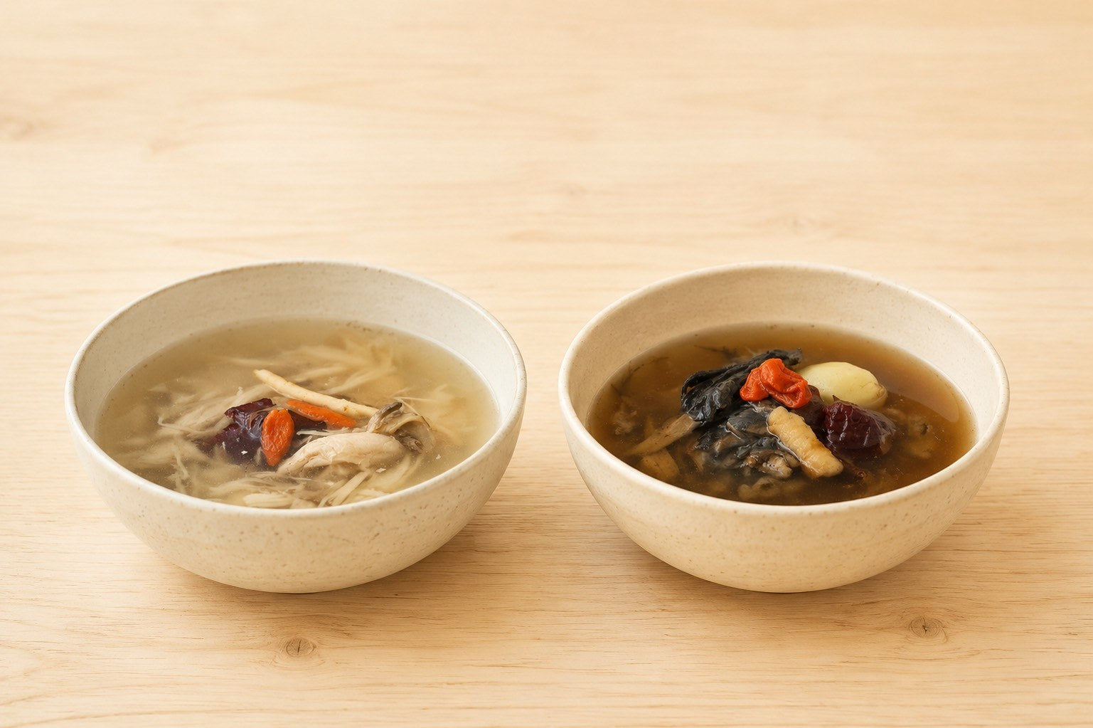 白と黒の参鶏湯を並べたところ