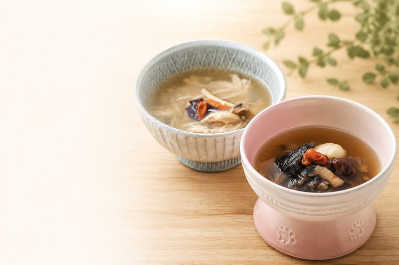 器に盛った参鶏湯（白と黒）